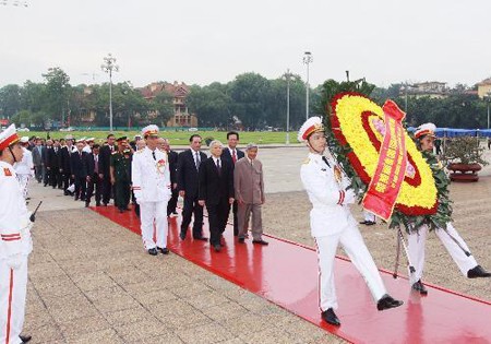 Государственная церемония посещения мавзолея Хо Ши Мина в связи со 123-летием со дня его рождения - ảnh 1